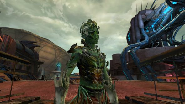 Trahearne, ein Sylvari, der die traditionelle Rüstung seines Volkes trägt.