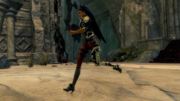 Eine Menschenfrau läuft über einen Steinhof; sie trägt einen Steampunk-Skin einer Beinprothese namens „Dampfbetriebene Beinkleidung“, der mit Metallgetrieben und verschnörkelten Details aufwartet.