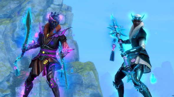 Ein Sylvari und ein Mensch tragen das Fuchsfeuer-Kleidungsset und Fuchsfeuer-Waffen. Das Fuchsfeuer-Kleidungsset beinhaltet ein verziertes Stoff-Wams mit magischen Rüschen und eine Krone mit spitzen Zacken. Die Kleidung des Sylvari ist in Magenta gefärbt, die des Menschen in Blau.