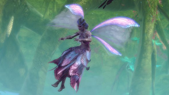 Ein Sylvari in lilafarbener Kleidung gleitet auf den flatternden Schwingen des „Schmale Feenflügel“-Gleitschirms dahin. Die zarten, zur Kleidung passenden Flügel sind transparent.