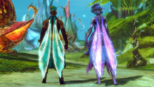 Zwei Charaktere mit dem „Schmale Feenflügel“-Rucksack blicken weg von der Kamera. Die zarten Flügel sind transparent. Der Mensch steht links und trägt grün-und-weiße Schwingen. Die Sylvari rechts neben ihm trägt lila-und-blaue Schwingen.