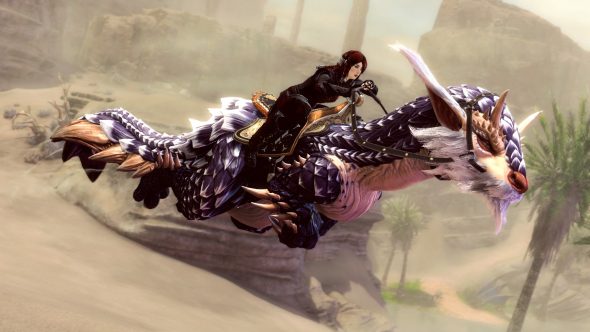 Ein Held aus Tyria reitet auf einem schuppigen Raptor-Skin, der mit Blick nach rechts durch die Luft springt. Die Schuppen des Raptors sind schwarz und silbern, und er hat lange Ohren, die in Fellbüscheln enden. Sein langes Gesicht ist von einem weißen Bart bedeckt, und zwei Hörner sprießen aus seinem Kopf.