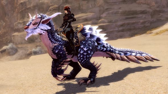 Ein Held aus Tyria reitet auf einem schuppigen Raptor-Skin, der nach links blickt. Die Schuppen des Raptors sind schwarz und silbern, und er hat lange Ohren, die in Fellbüscheln enden. Sein langes Gesicht ist von einem weißen Bart bedeckt, und zwei Hörner sprießen aus seinem Kopf.