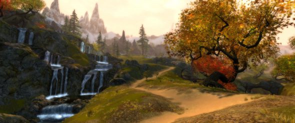 Die Grothmar-Kriegshügel mit Wasserfällen, Felshügeln, Herbstbäumen und Berggipfeln in der Ferne.